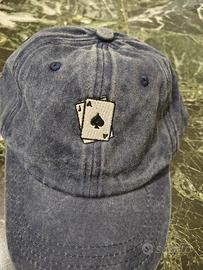 cappello vintage blu con un ricamo poker