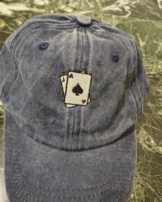 cappello vintage blu con un ricamo poker