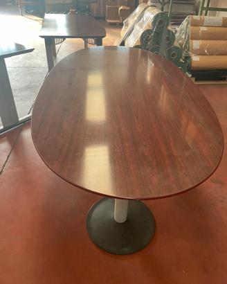 Scrivania in legno rosso