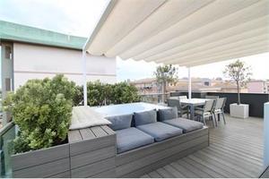 Attico moderno on terrazzo e Jacuzzi