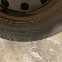 Pneumatici estivi con cerchi