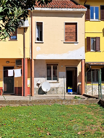 Casa cortile von Box e terreno