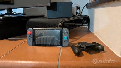 Nintendo switch + dock + supporto joycon + custodi