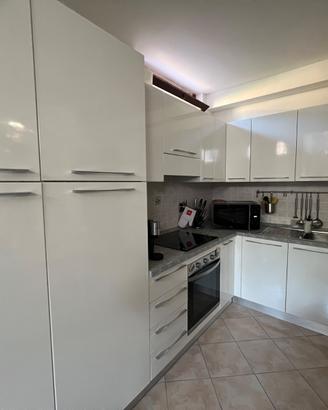 Cucina bianca lucida