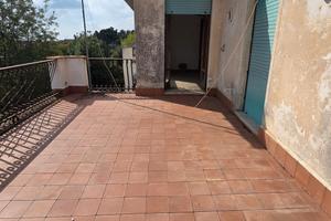 Trecastagni 3 vani con terrazzino e posto auto