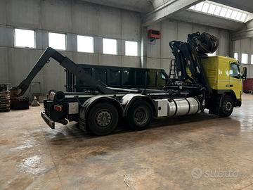 Camion 3 assi scarrabile con gru a z con ragno
