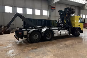 Camion 3 assi scarrabile con gru a z con ragno