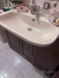 Mobile bagno con lavabo e rubinetteria