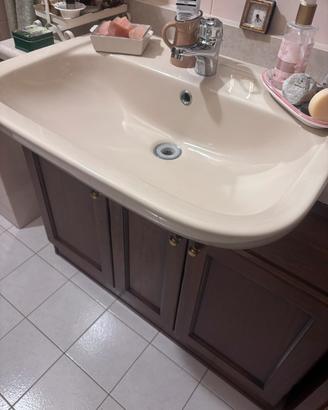 Mobile bagno con lavabo e rubinetteria