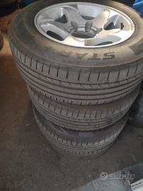 cerchi 15 + gomme montati su Nissan king cab d 21 