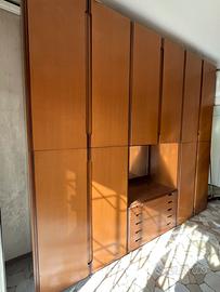 Armadio grande in legno con cassetti - buone cond.