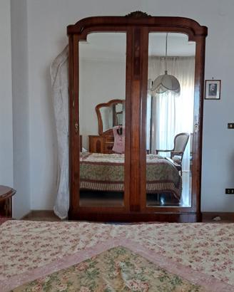 Camera da letto e mobile antico