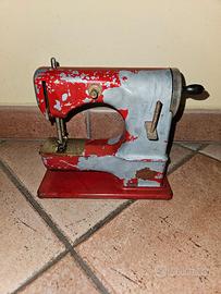 Macchina da cucire giocattolo in ferro