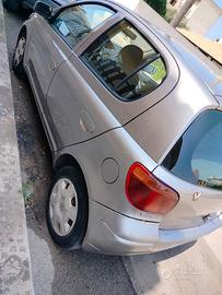 Yaris grigia 