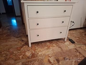 cassettiera bianca in legno Ikea