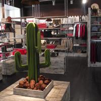 Arredamento completo negozio abbigliamento