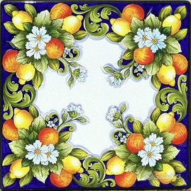 Tavoli decorati a mano