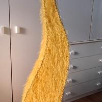 Lampada di design gialla con finto piumaggio