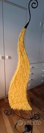 Lampada di design gialla con finto piumaggio
