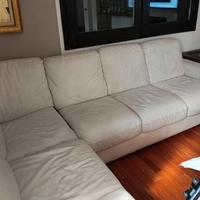 divano pelle rovinato ma ancora utilizzabile 