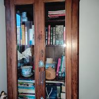 Credenza con vetrina in stile antico.