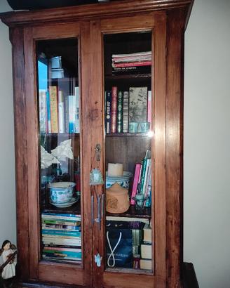 Credenza con vetrina in stile antico.