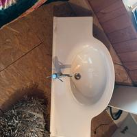 Lavabo con rubinetto completo di piletta