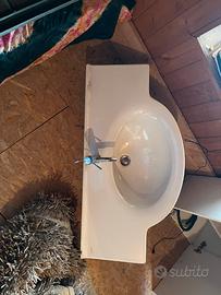 Lavabo con rubinetto completo di piletta