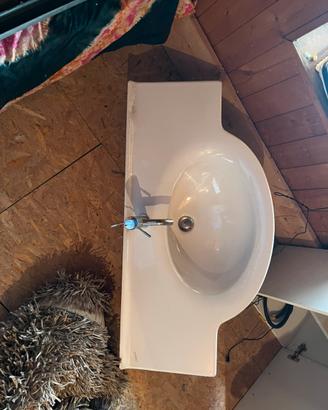 Lavabo con rubinetto completo di piletta