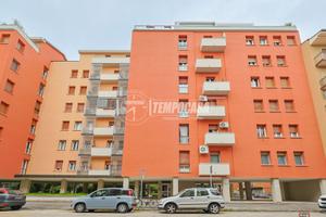 TRILOCALE AL PRIMO PIANO CON CANTINA E BALCONE