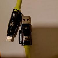 Cavo per ricarica 4 in 1 .
240 w lunghezza 1 m .