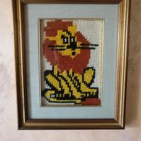 Vecchio quadro con ricamo a canovaccio con cornice