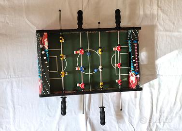 Biliardino da tavolo con un design colorato