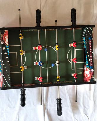 Biliardino da tavolo con un design colorato