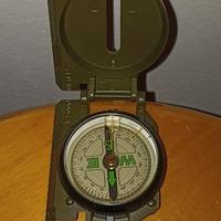 Bussola da rilevamento stile militare.