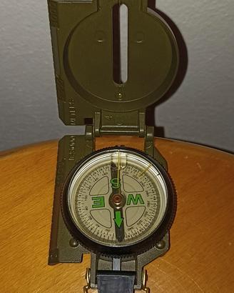 Bussola da rilevamento stile militare.