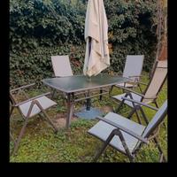 tavolo e ombrellone da giardino 