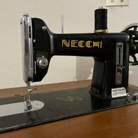 Macchina da cucire vintage a pedale