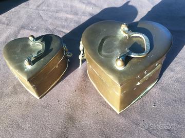 Coppia di portagioie antichi in rame a cuore
