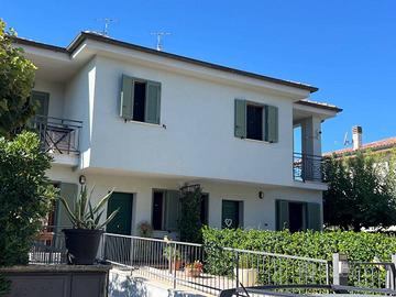 Villa di 138 m² con 5 locali e box auto a Castel R