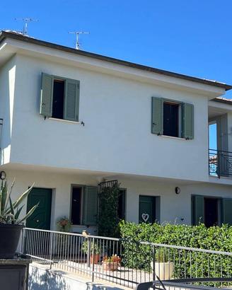 Villa di 138 m² con 5 locali e box auto a Castel R