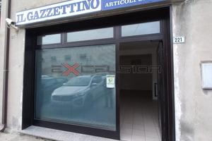 PETTORAZZA: Negozio vetrinato
