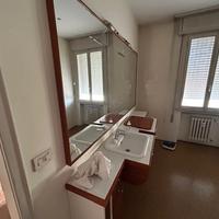 specchio e mobile bagno