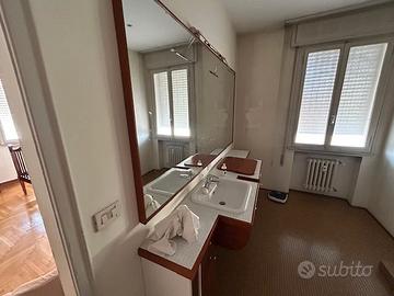 specchio e mobile bagno