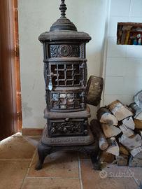 Stufa in ghisa a legna vintage decorata