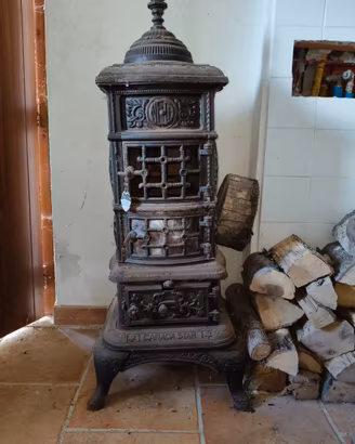 Stufa in ghisa a legna vintage decorata