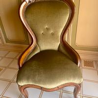 Poltrona in noce massello e velluto