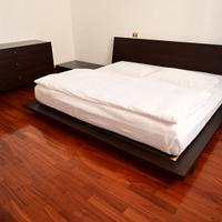 Camera da letto completa di letto e cassettiera