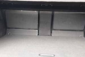 Macchina Opel Meriva grigia