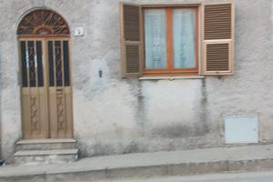 Casa su due piani e magazzino